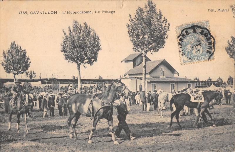 Carte postale ancienne Cavaillon - L'Hippodrome - Le Pesage à Cavaillon