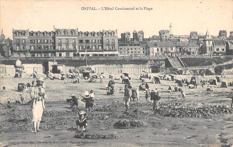 Carte postale ancienne Ault - L'Hotel Continental Et La Plage à Ault