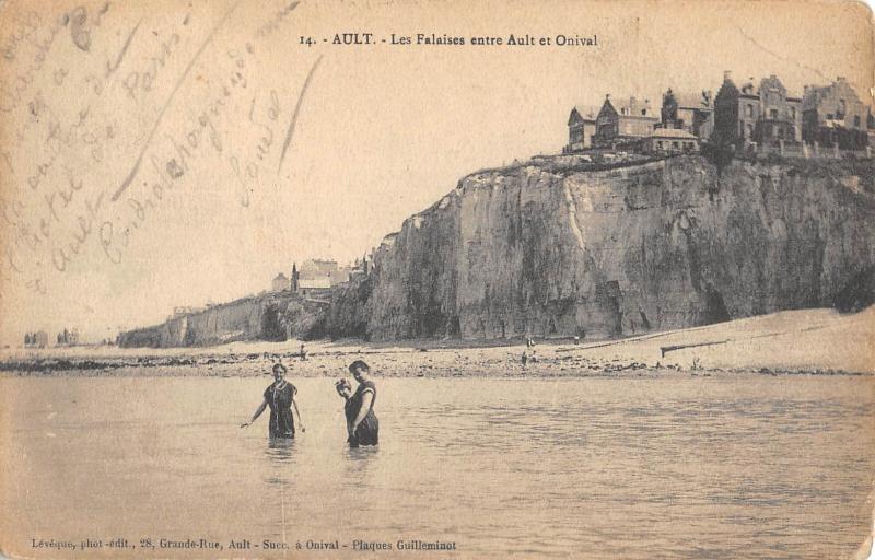 Carte postale ancienne Ault - Les Falaises Entre Ault Et Onival à Ault