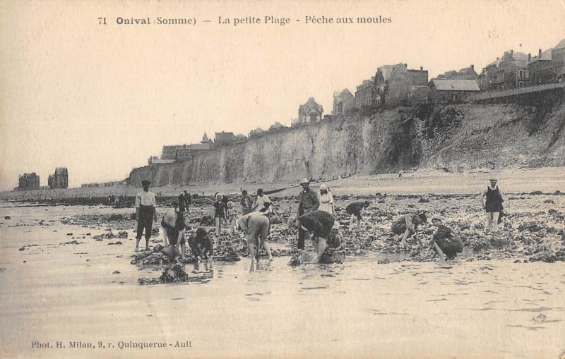 Carte postale ancienne Onival - La Petite Plage - Peche Aux Moules