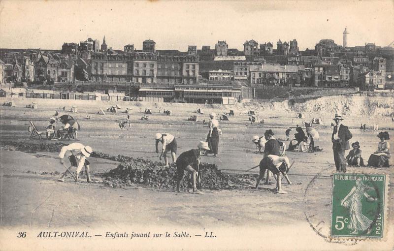Carte postale ancienne Ault Onival - Enfants Jouant Sur Le Sable