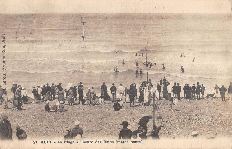 Carte postale ancienne Ault - La Plage A L'Heure Des Bains à Ault