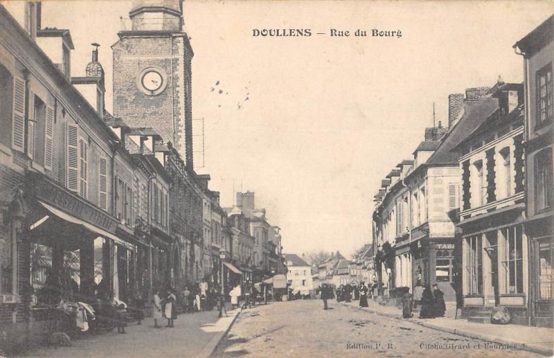 Carte postale ancienne Doullens - La Rue Du Bourg à Doullens