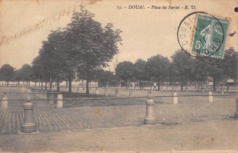 Carte postale ancienne Douai - Place Du Barlet à Douai