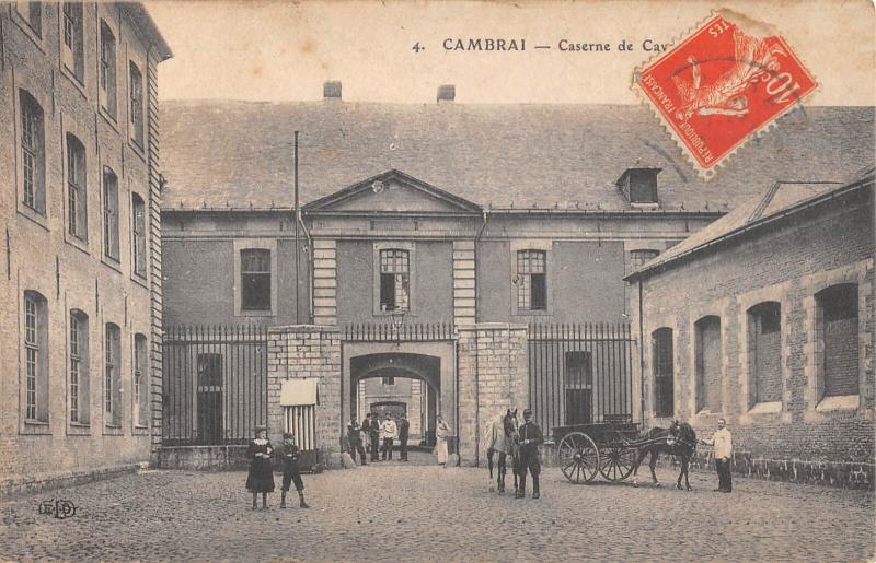 Carte postale ancienne Cambrai - Caserne De Cavalerie à Cambrai