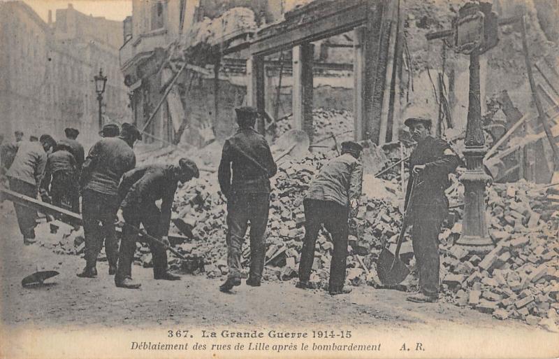 Carte postale ancienne Lille - Deblaiement Des Rues De Lille Apres Le Bombardement à Lille