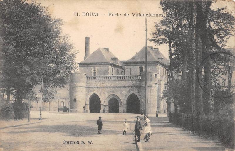 Carte postale ancienne Douai - Porte De Valenciennes à Douai