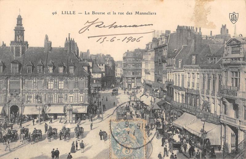 Carte postale ancienne Lille - La Bourse Et La Rue Des Manneliers à Lille