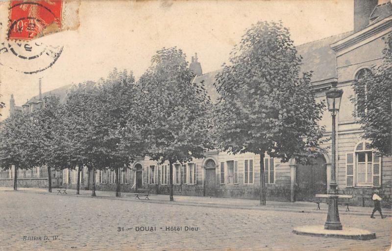 Carte postale ancienne Douai - Hotel Dieu à Douai