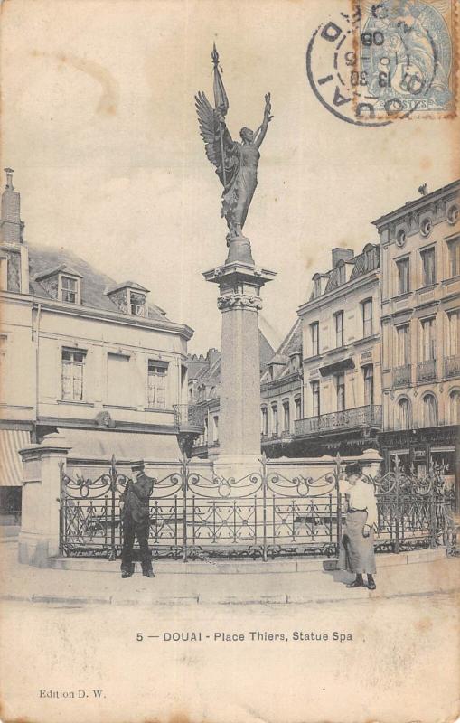 Carte postale ancienne Douai - Place Thiers - Statue Spa à Douai