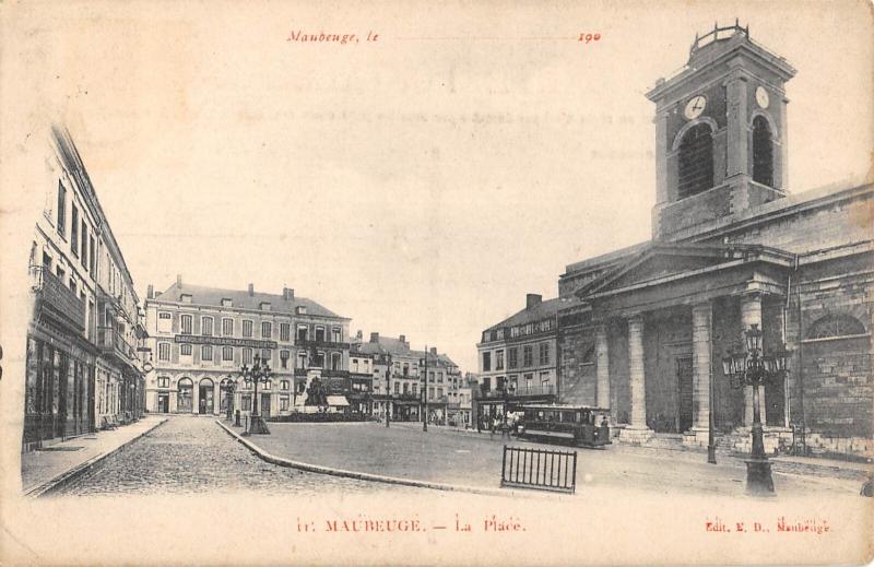 Carte postale ancienne Maubeuge - La Place à Maubeuge
