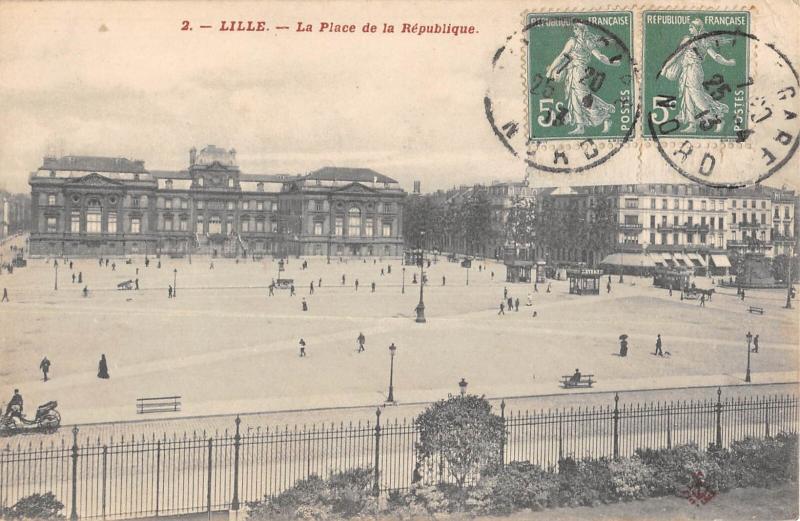 Carte postale ancienne Lille - La Place De La Republique à Lille