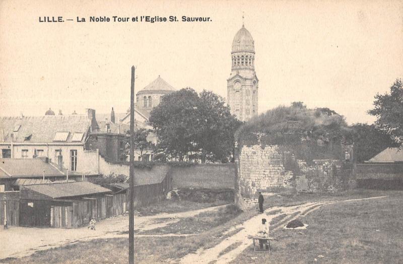 Carte postale ancienne Lille - La Noble Tour Et L'Eglise Saint Sauveur à Lille