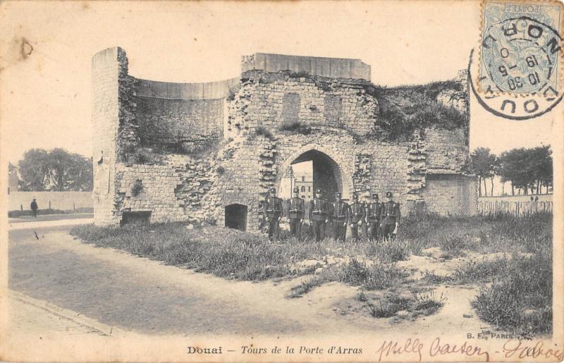Carte postale ancienne Douai - Tours De La Porte D'Arras à Douai