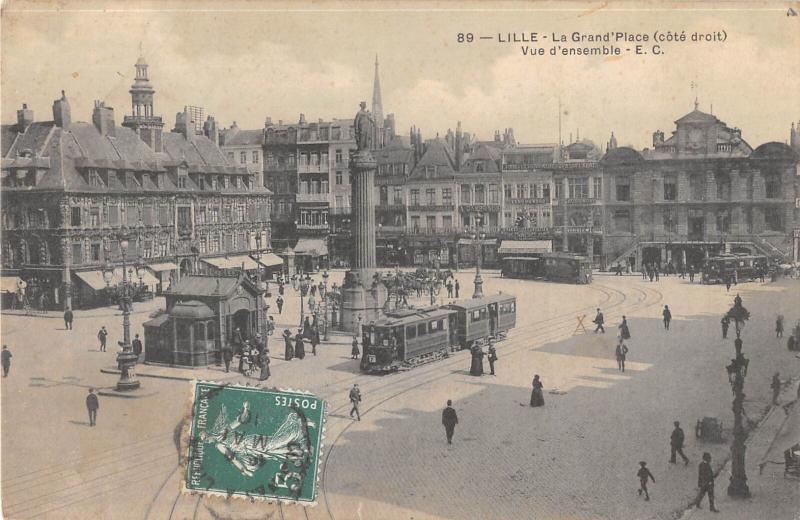 Carte postale ancienne Lille - La Grand Place - Cote Droit - Vue D'Ensemble - Tramways à Lille