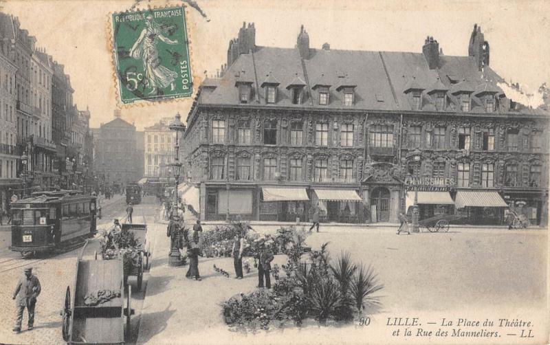 Carte postale ancienne Lille - La Place Du Theatre Et La Rue Des Manneliers - Tramway à Lille