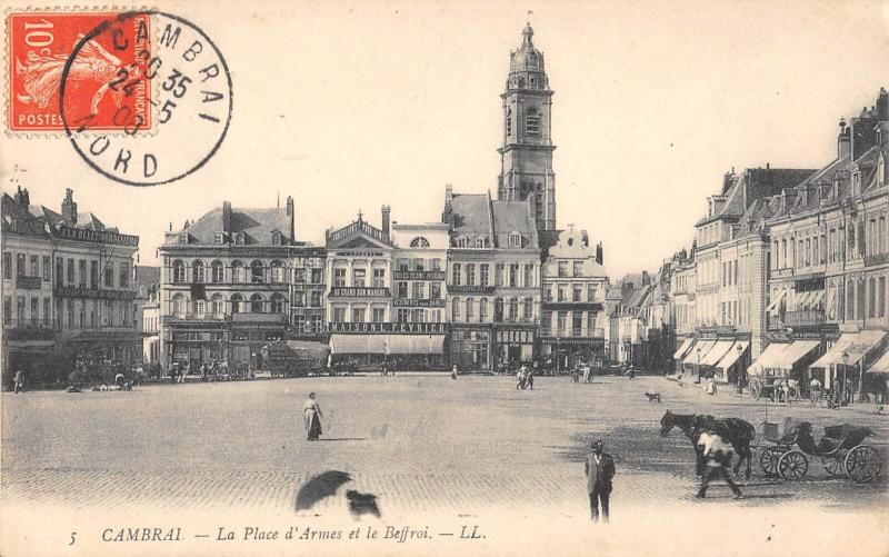 Carte postale ancienne Cambrai - Place D'Armes Et Beffroi à Cambrai