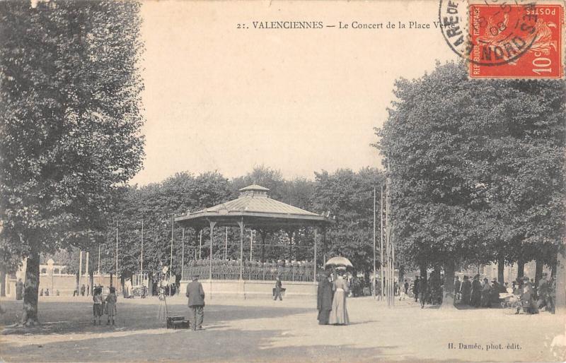 Carte postale ancienne Valenciennes - Le Concert De La Place Verte à Valenciennes