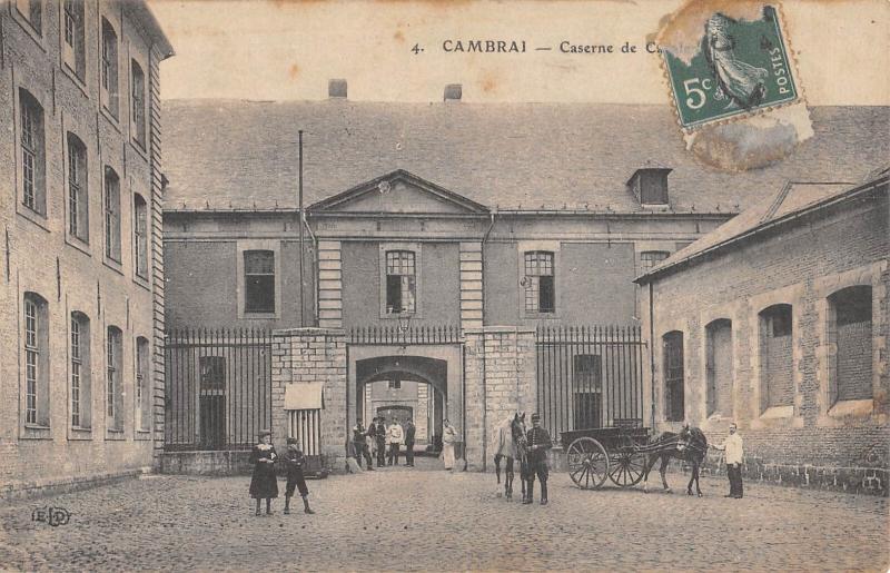 Carte postale ancienne Cambrai - Caserne De Cavalerie à Cambrai