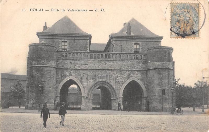 Carte postale ancienne Douai - Porte De Valenciennes à Douai