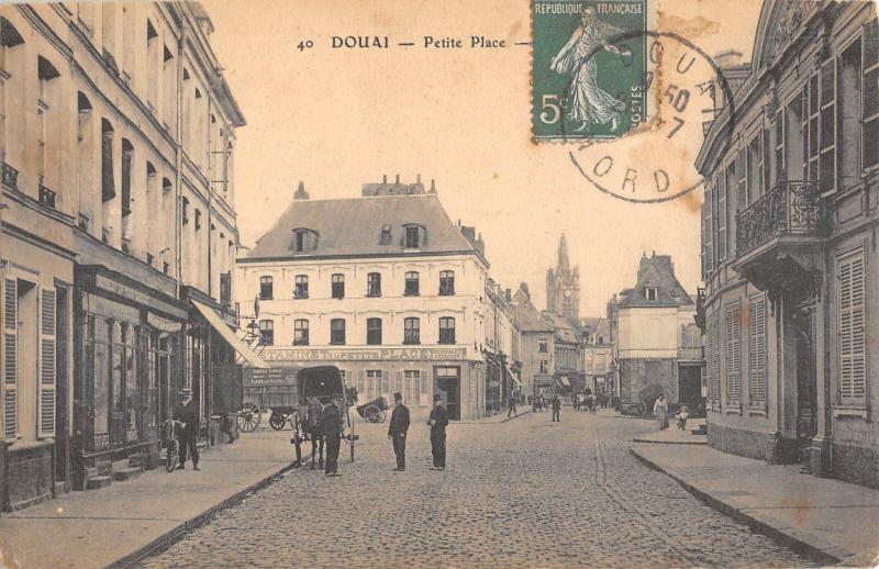Carte postale ancienne Douai - Petite Place à Douai