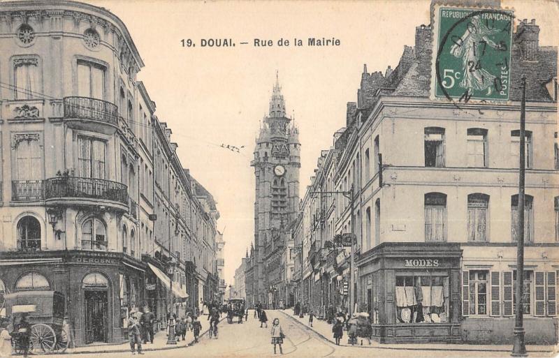 Carte postale ancienne Douai - Rue De La Mairie à Douai