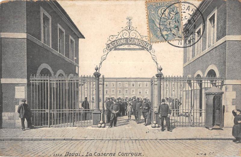 Carte postale ancienne Douai - La Caserne Conroux à Douai