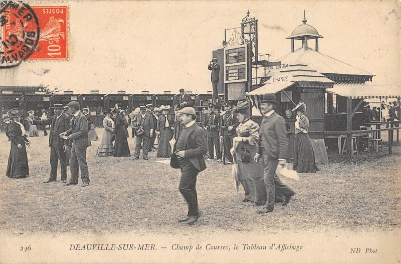 Carte postale ancienne Deauville Sur Mer - Champ De Courses - Le Tableau D'Affichage à Deauville