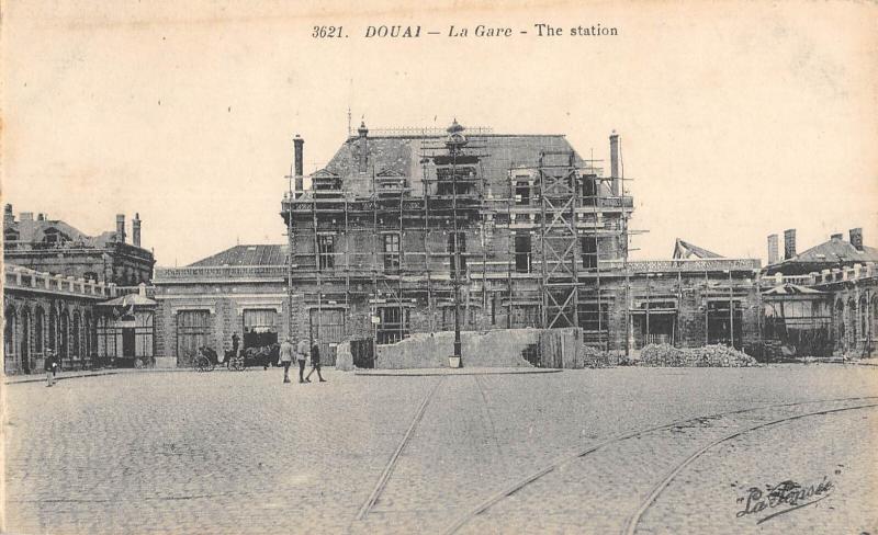 Carte postale ancienne Douai - La Gare à Douai