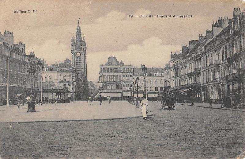 Carte postale ancienne Douai - Place D'Armes à Douai