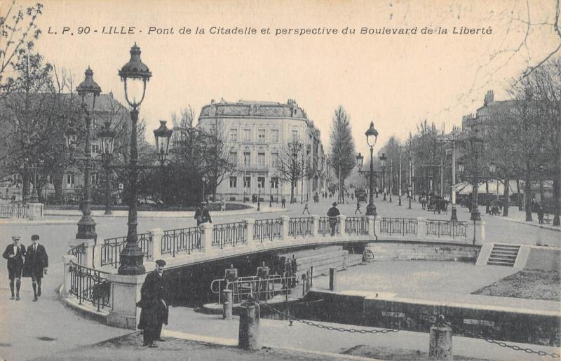 Carte postale ancienne Lille - Pont De La Citadelle Et Perspective Du Boulevard De La Liberte à Lille