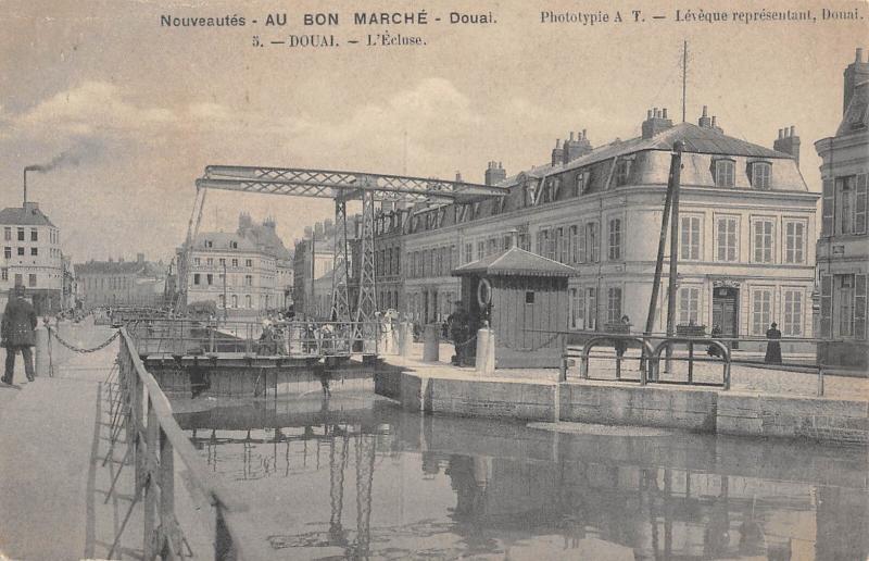 Carte postale ancienne Douai  - L'Ecluse - Publicite Au Bon Marche à Douai