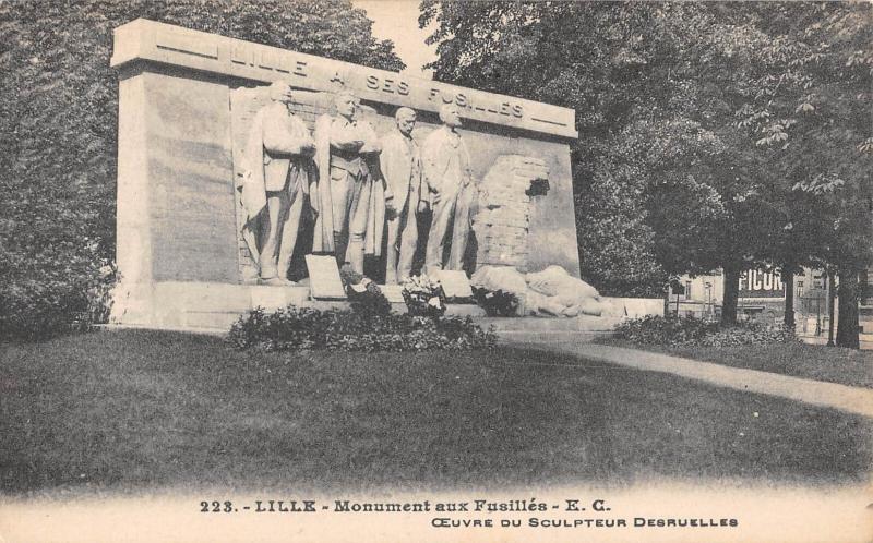 Carte postale ancienne Lille - Monument Aux Fusilles à Lille