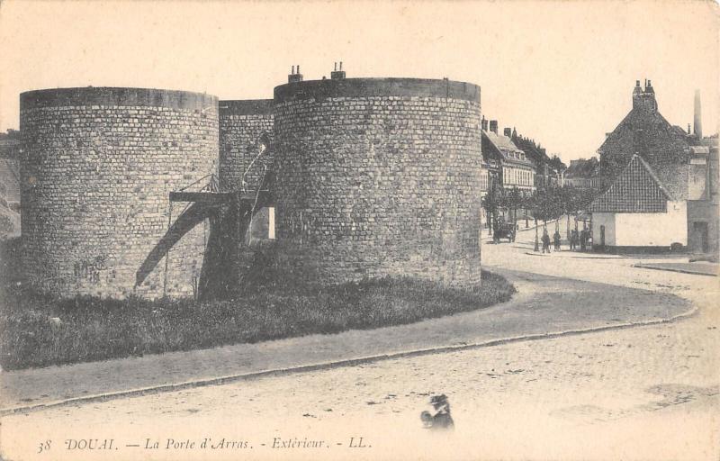 Carte postale ancienne Douai - La Porte D'Arras - Exterieur à Douai