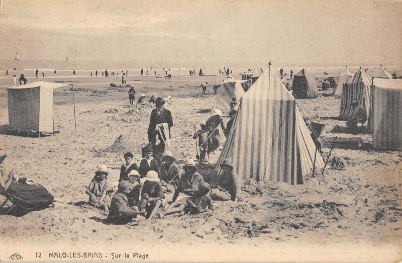 Carte postale ancienne Malo Les Bains - Sur La Plage