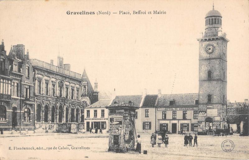 Carte postale ancienne Gravelines - Place - Beffroie Et Mairie à Gravelines