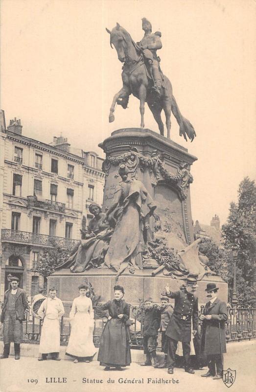 Carte postale ancienne Lille - Statue General Faidherbe à Lille