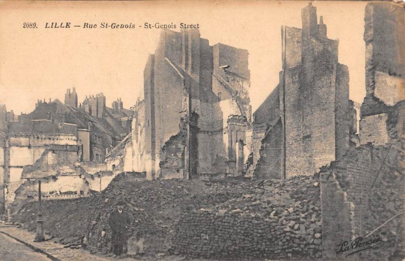 Carte postale ancienne Lille - Rue Saint Genois à Lille