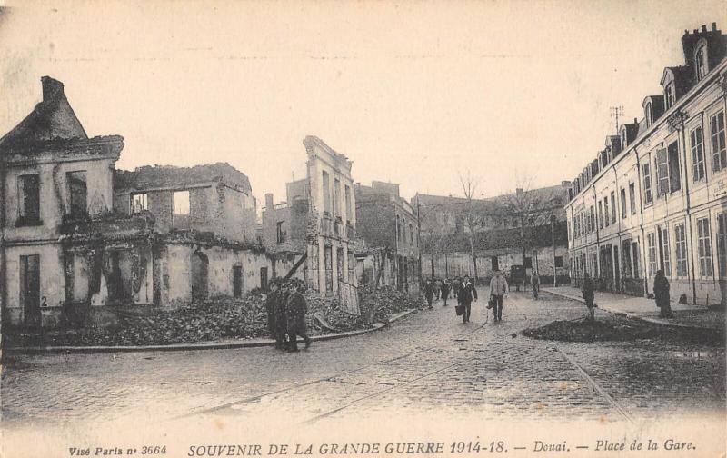 Carte postale ancienne Douai - Place De La Gare à Douai