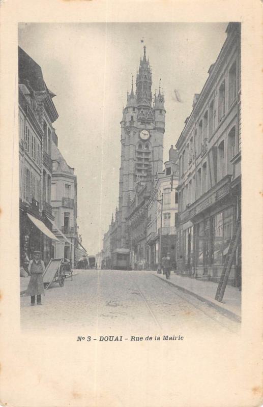 Carte postale ancienne Douai - Rue De La Mairie à Douai