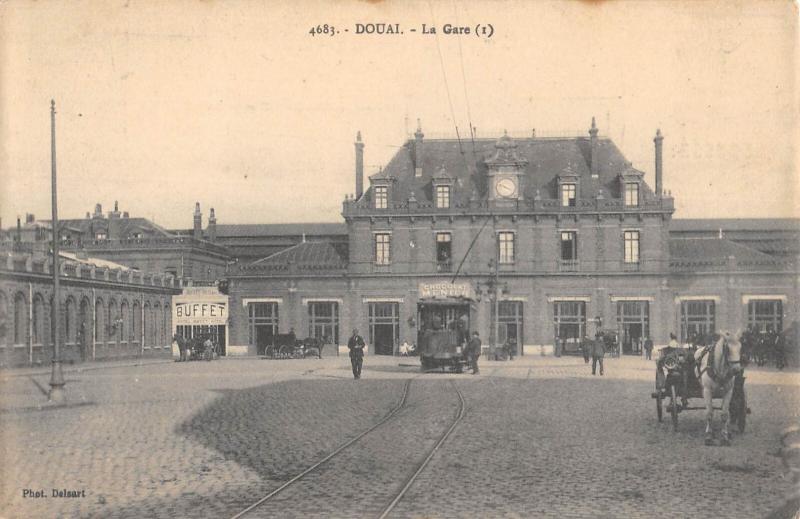 Carte postale ancienne Douai - La Gare à Douai