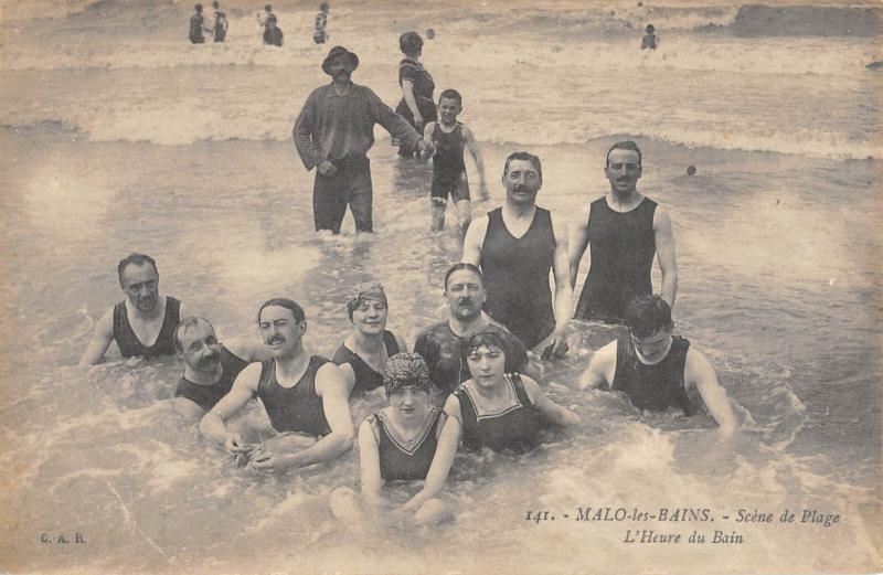 Carte postale ancienne Malo Les Bains - Scene De Plage - L'Heure Du Bain