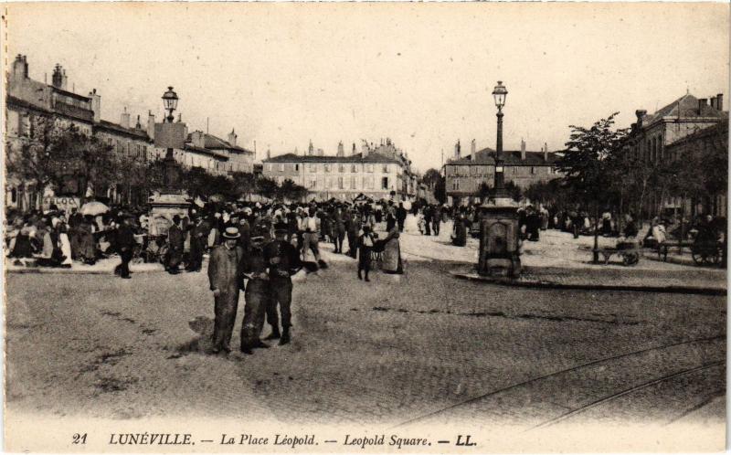 Carte postale ancienne Luneville Place Leopold