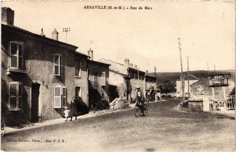 Carte postale ancienne Arnaville Rue de Metz à Arnaville