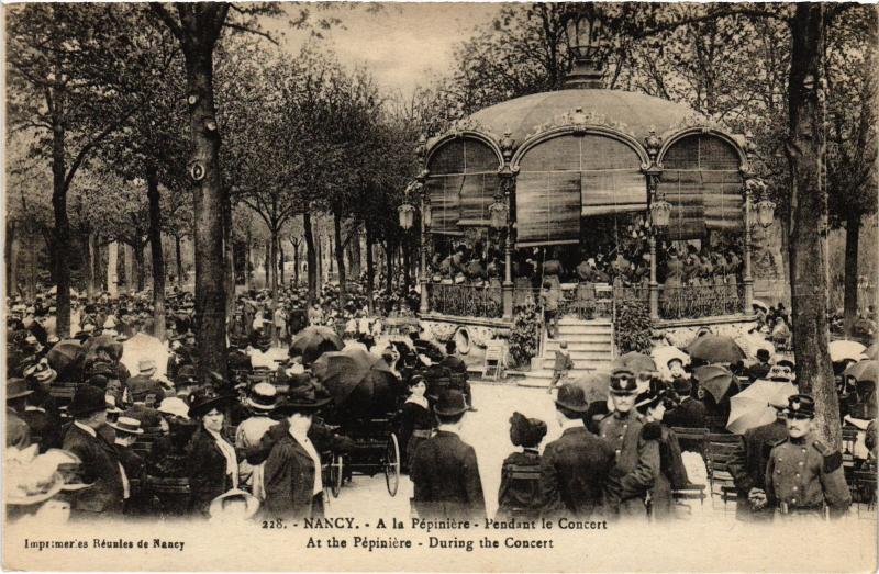 Carte postale ancienne Nancy la Pepiniere Pendant le Concert à Nancy