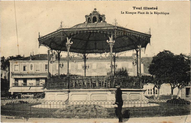Carte postale ancienne Toul Place de la Republique le Kiosque