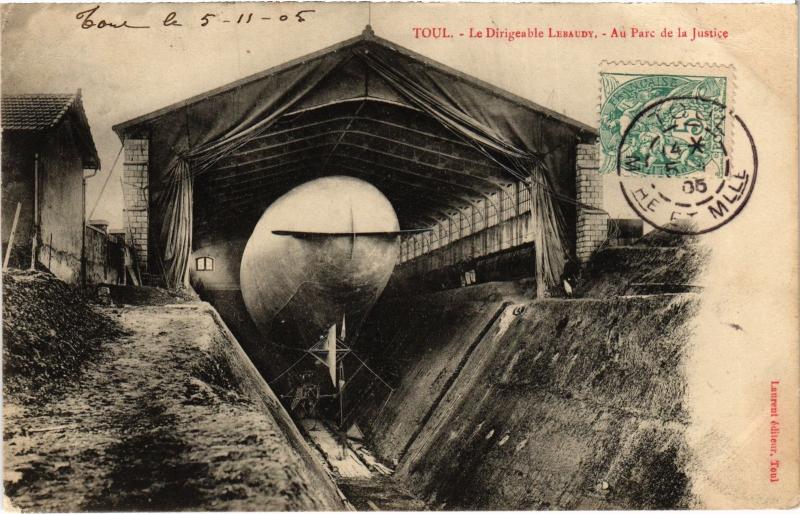 Carte postale ancienne Toul Dirigeable Lebaudy au Parc de la Justice
