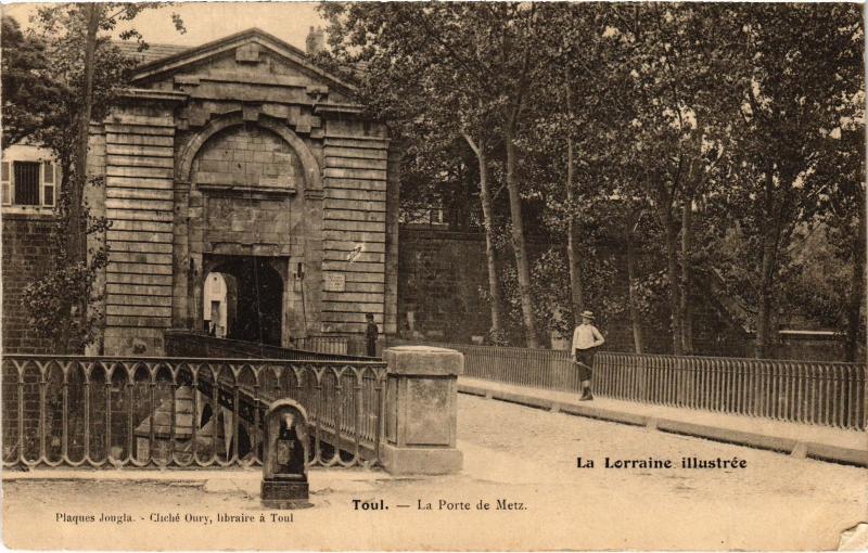 Carte postale ancienne Toul Porte de Metz