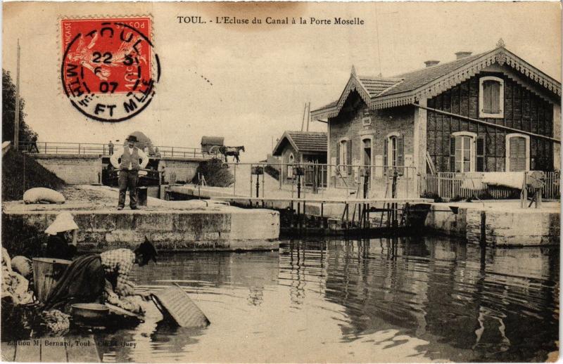 Carte postale ancienne Toul Ecluse du Canal