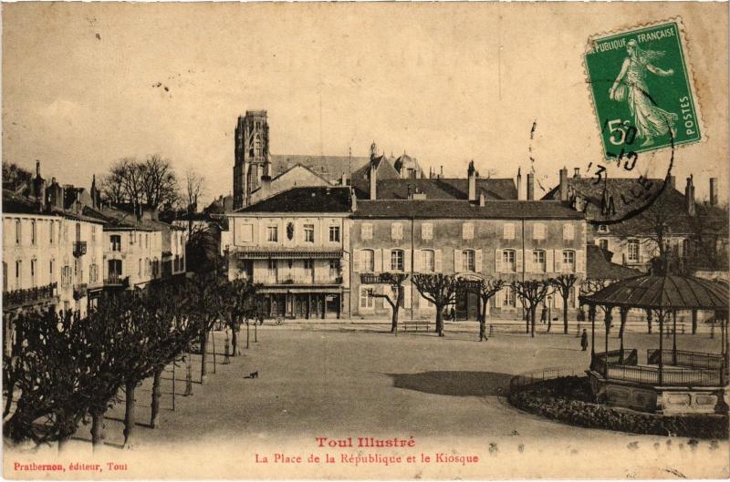 Carte postale ancienne Toul Place de la Republique et Kiosque